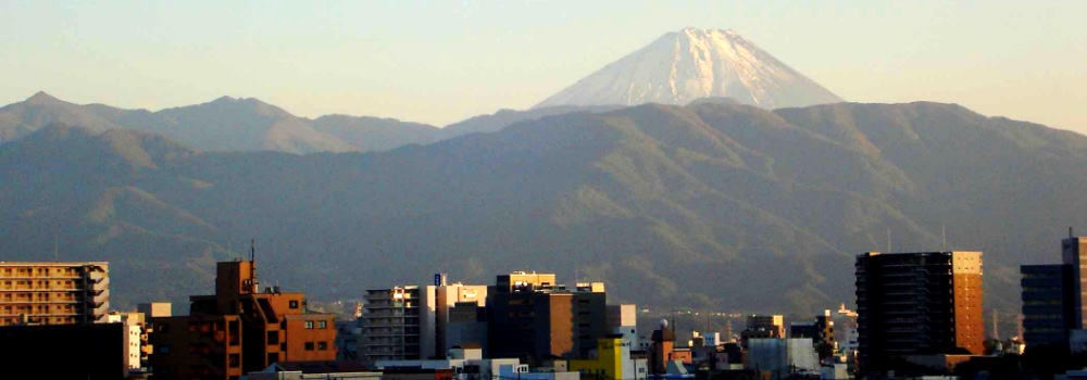 社屋屋上より見える富士山の写真